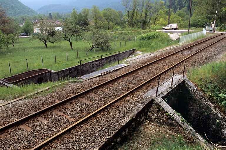 passage à niveau n° 71, aqueduc et pont ferroviaire (voie ferrée Andelot - La Cluse)