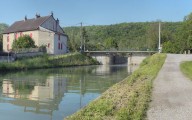 pont routier sur l'écluse 26 du versant Saône (canal de Bourgogne)