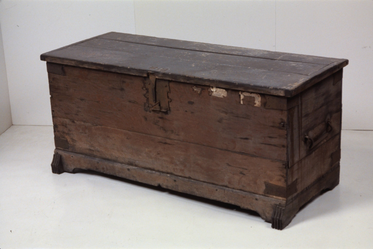 coffre à vêtements (coffre plat, coffre à traverses à patins) (55), numéro d' inventaire : 87 GHD 0157