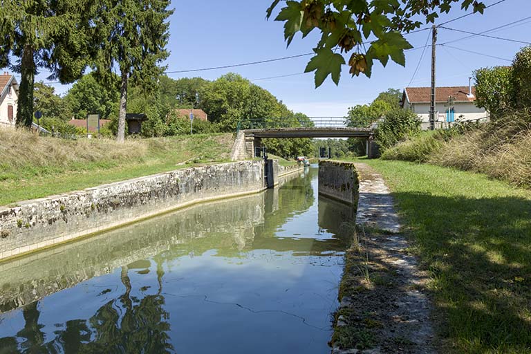 porte de garde et pont mobile de Charentenay
