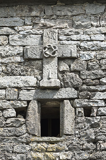 Détail de la croix sous la demi-croupe du mur pignon 16 rue des Vosges.