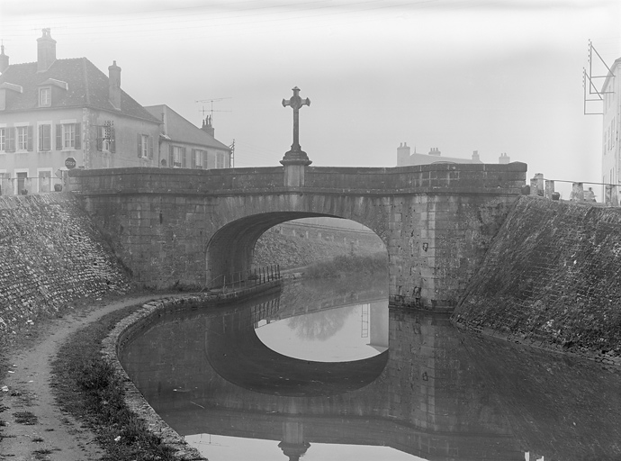 pont routier isolé de Châtillon-en-Bazois (canal du Nivernais)