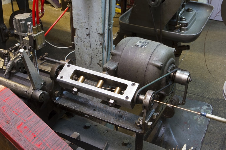 machine à dégauchir, découper et recuire