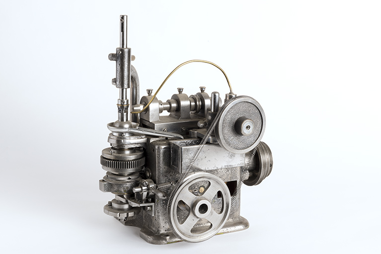 machine à percer les serges de balancier Saisselin et Tripet