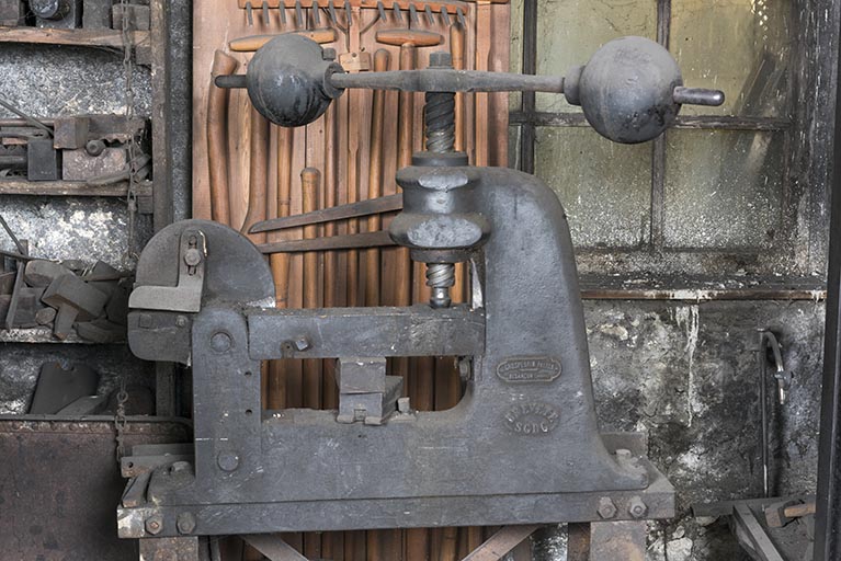 machine à forger libre (presse à balancier Grosperrin)