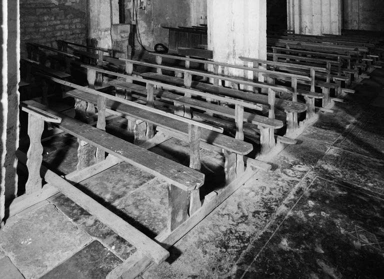 série de 42 bancs de fidèles : bancs d' église