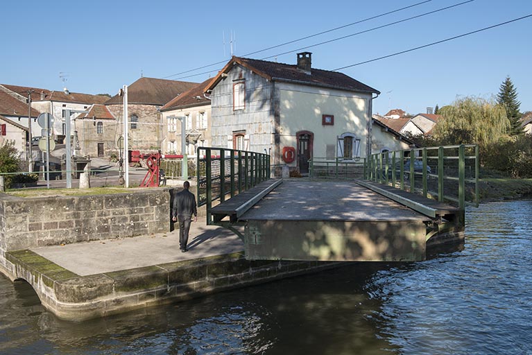 pont tournant (Canal de l'Est)