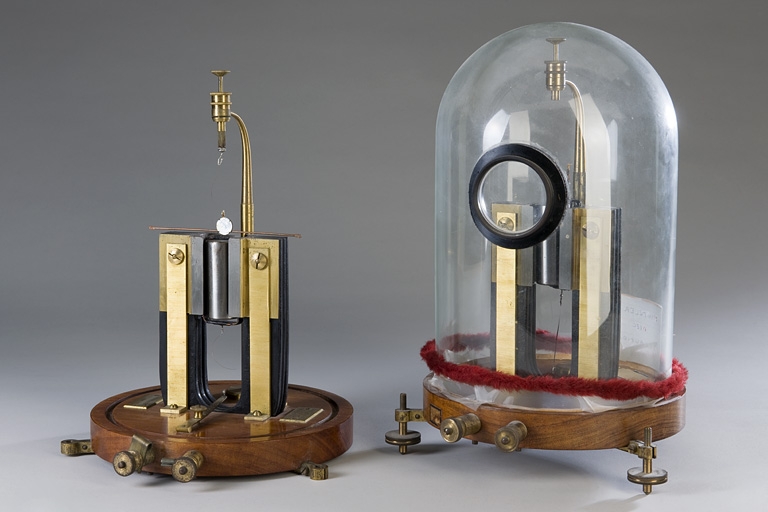 2 instruments de mesure de forces électromotrices (galvanomètres à cadre mobile de type Deprez et d'Arsonval)