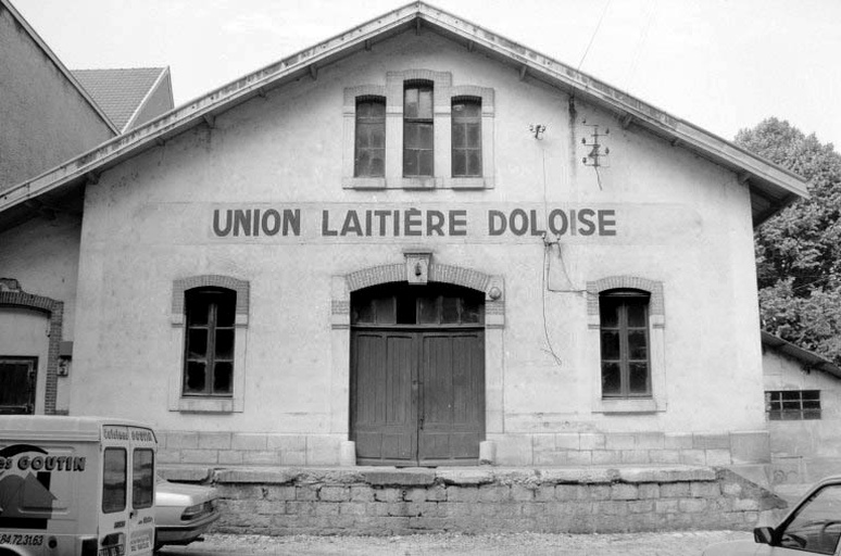 hôtel, distillerie Morel-Perron, puis fromagerie, laiterie industrielle, actuellement entrepôt public