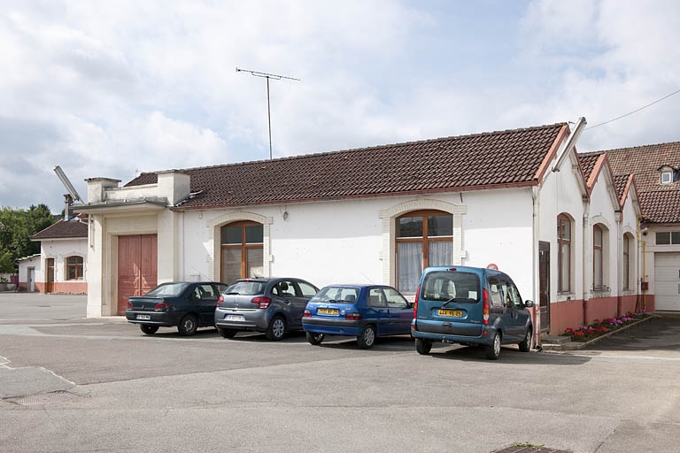 usine d'horlogerie Louis Boname, puis Charles Vuilleumier, puis fonderie Charpentier, puis usine de décolletage Devaux et Meinen, actuellement école professionnelle
