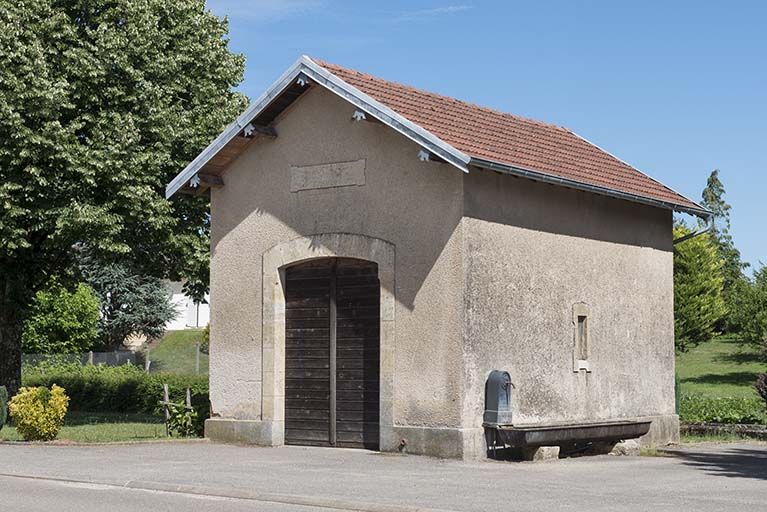 remise de matériel d'incendie (stockage d'une pompe à incendie)