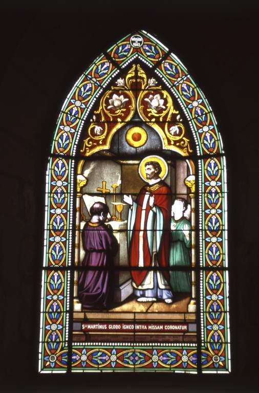 une verrière décorative et deux verrières figurées : Messe de saint Martin, Vierge à l'Enfant et ange gardien