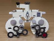 3 instruments de mesure des angles en optique et d'ophtalmologie (phoroptères dits réfracteurs ou réfractomètres)