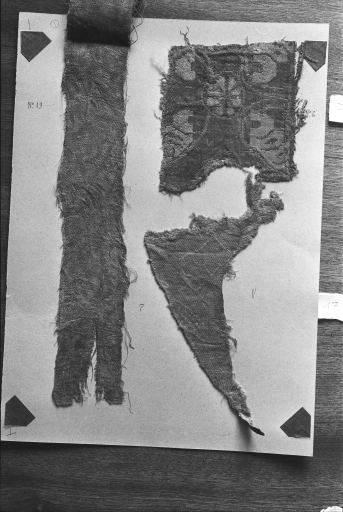 1er ensemble de 3 fragments de pièces de tissus