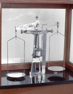 balance de précision n° 4 : trébuchet de laboratoire