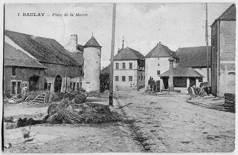 place de la mairie. La fontaine et le lavoir