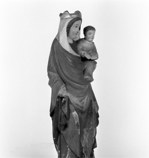 statue (statuette) : Vierge à l' Enfant, dans une armoire vitrée