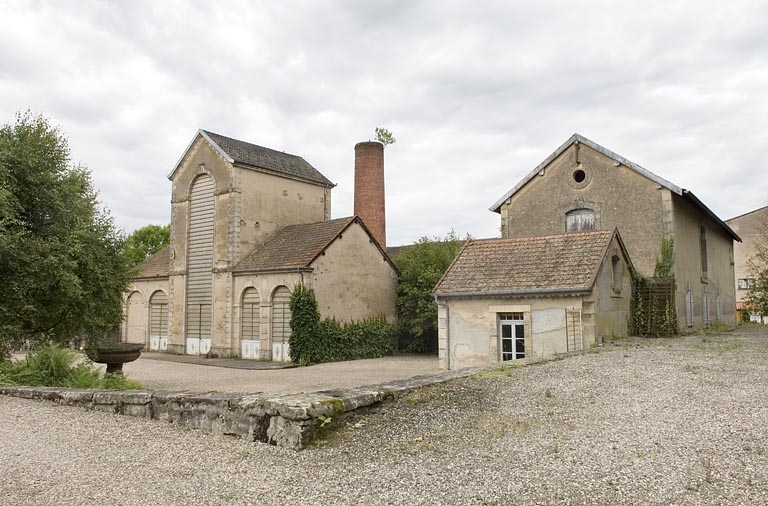 relais de poste, puis distillerie, puis usine liée au travail du bois (usine de vannerie) Lemercier, actuellement logement