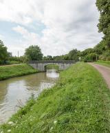 pont routier isolé du moulin du Cray (canal du Nivernais)
