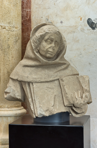 statue : moine tenant un livre (saint Bernard de Clairvaux ?)