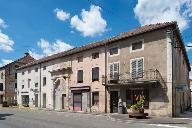 maison commune, justice de paix, école et halle, puis habitations et magasins de commerce