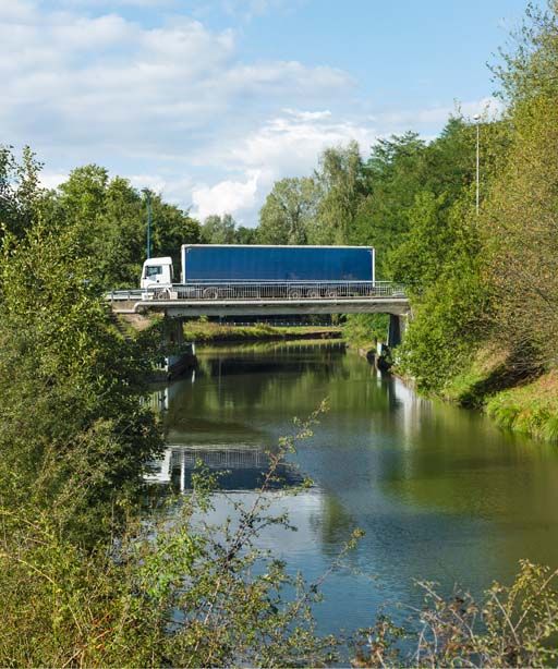 pont routier isolé de Galuzot (canal du Centre)
