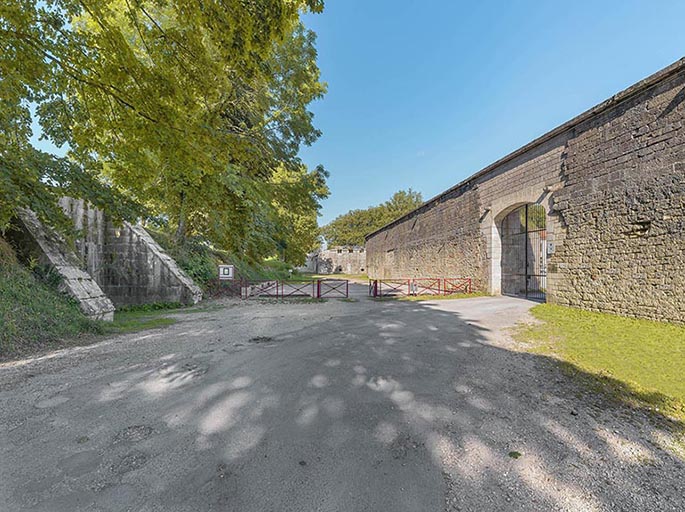 courtine casematée à l'arrière du château