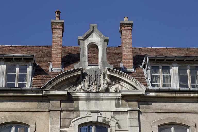 couvent des Cordeliers, collège Saint-François-Xavier puis des Pères Eudistes, lycée de jeunes filles, actuellement lycée Louis Pasteur