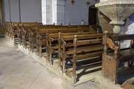 ensemble de bancs de fidèles