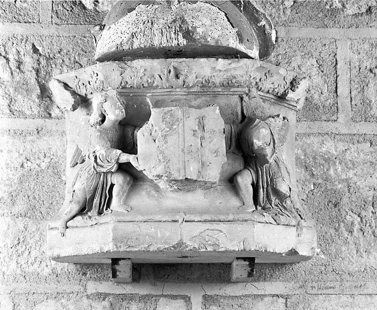 deux socles ornés d'anges scutiphores