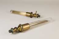 2 instruments de mesure de la pression atmosphérique (manomètres dits baromètres tronqués ou éprouvettes)