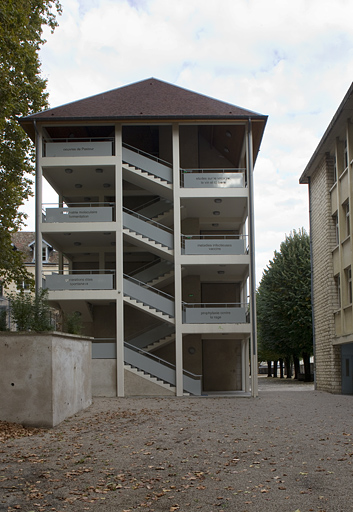 couvent des Cordeliers, collège Saint-François-Xavier puis des Pères Eudistes, lycée de jeunes filles, actuellement lycée Louis Pasteur