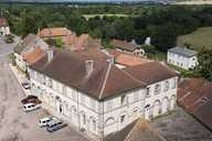 marché couvert ; école primaire de garçons ; remise de matériel d'incendie ; gendarmerie, actuellement salle des mariages et siège d'association (ADMR)