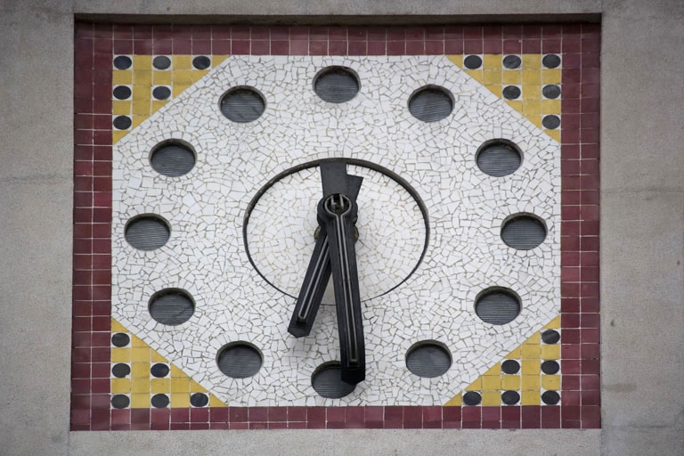 horloge d'édifice lumineuse