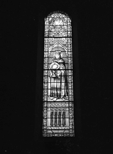 baies 0 à 4 réalisées par Ch. Champigneulle (?) : lancette en plein cintre. Baie 0 : saint Nicolas, baie 1 : saint François-Xavier, baie 2 : saint Louis portant la couronne d'épines, baie 3 : grisalle décorative avec le saint Sacrement en médaillon, baie 4 : grisalle décorative avec l'Agneau pascal en médaillon