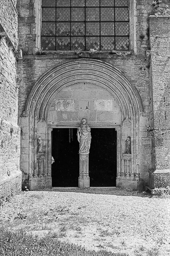 abbaye Saint-Pierre, actuellement église paroissiale Saint-Jean-Baptiste, habitation et musée