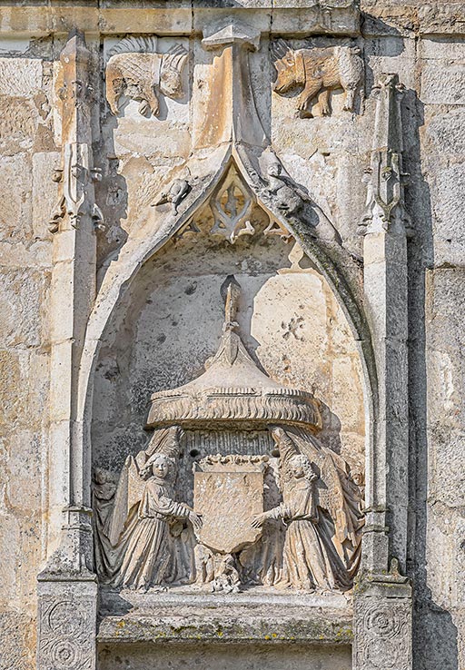 décor d'architecture : anges porte-écu, animaux, végétaux et symboles