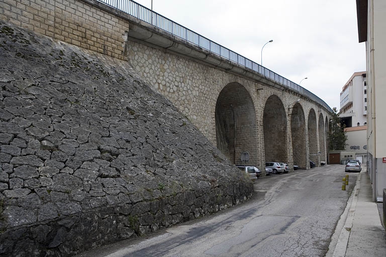 mur de soutènement à arcades (voie ferrée Andelot - La Cluse)