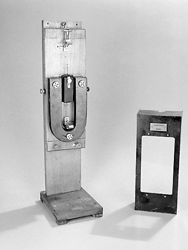 instrument de mesure de forces électromotrices (galvanomètre à cadre mobile Carpentier)