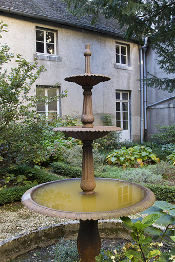 couvent des Cordeliers, collège Saint-François-Xavier puis des Pères Eudistes, lycée de jeunes filles, actuellement lycée Louis Pasteur