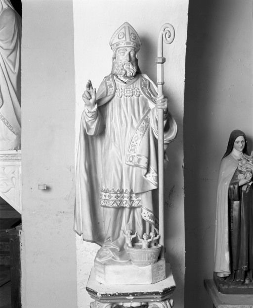 groupe sculpté : saint Nicolas