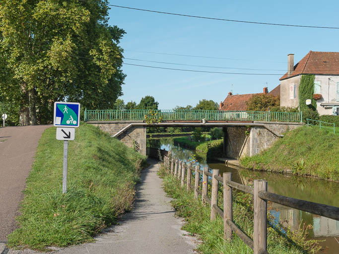 pont routier isolé ; pont de Dennevy (canal du Centre)