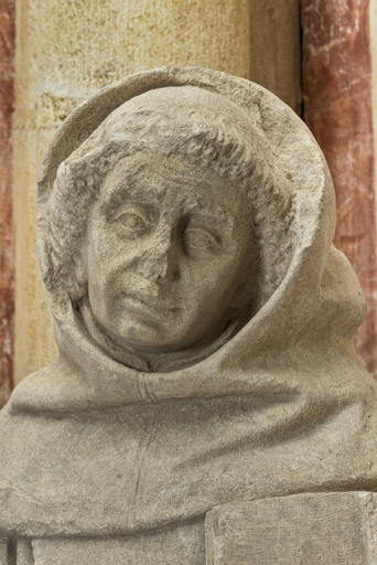 statue : moine tenant un livre (saint Bernard de Clairvaux ?)