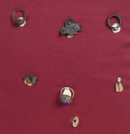 ensemble de sept bijoux : bagues ; éléments épars d'ornements féminins