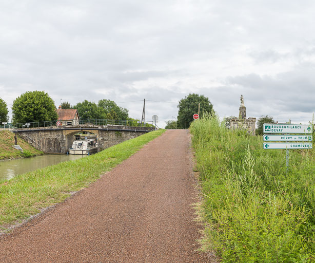 pont sur l'écluse 33 du versant Loire, dite de Champvert (canal du Nivernais)