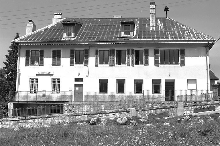 presbytère, mairie, école actuellement poste, mairie