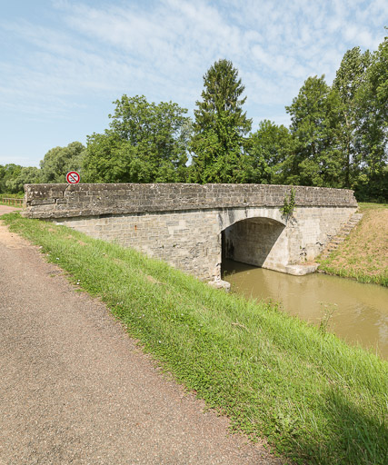 pont sur l'écluse 19 du versant Loire, dite de Villars (canal du Nivernais)