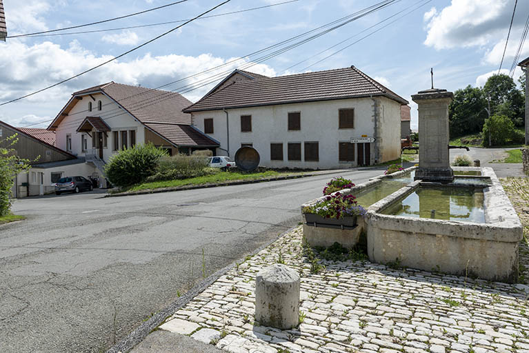 ferme et maison, puis école, mairie et fromagerie de Valoreille