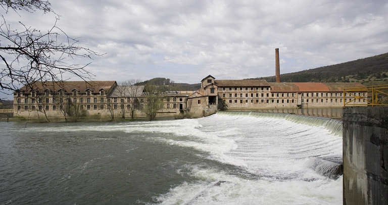 filature Courlet et Renaud, puis usine de papeterie Outhenin-Chalandre et Fils, puis Société Anonyme des Papeteries de France, actuellement centrale hydroélectrique, atelier et entrepôt municipal