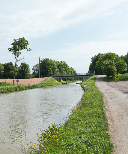 pont routier isolé de Romenay (canal du Nivernais)